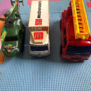 消防車、ヘリコプター、マックのトラック