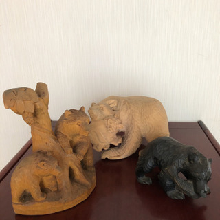 熊の手彫り置物