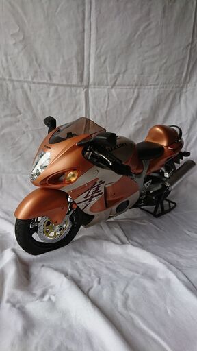 【スズキ】GSX1300R  隼  1:4スケール (ディアゴスティーニ)
