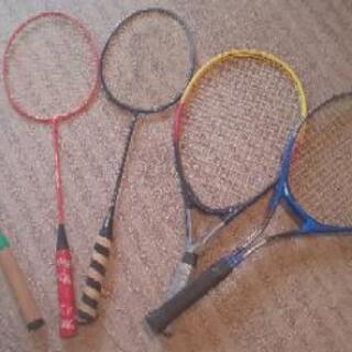 テニスラケット2本、バトミントンラケット3本差し上げます