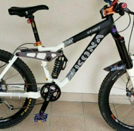 コナのフルサスDHマウンテンバイクです。錆なし。整備済。アップデート済。