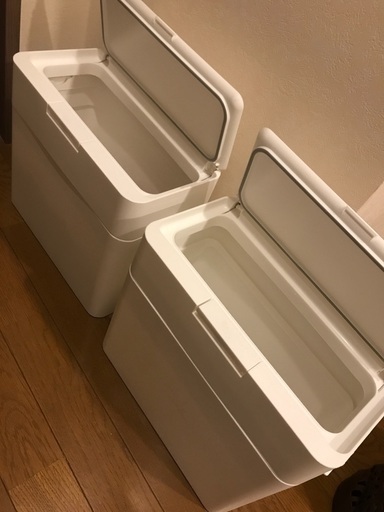 ライクイットの白いゴミ箱2つ