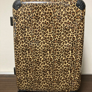 ヒョウ柄のスーツケース 