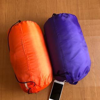 スリーピングバッグ　寝袋　２つ、オレンジ又はパープル