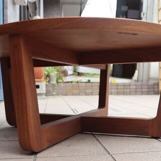 MASTERWAL(マスターウォール)のウォールナット無垢材の木肌が美しいリビングテーブル「ヘヴン」。シンプルな丸テーブルは北欧スタイルなどに♪リビングを上品で洗練された空間へ導いてくれます☆