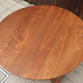 MASTERWAL(マスターウォール)のウォールナット無垢材の木肌が美しいリビングテーブル「ヘヴン」。シンプルな丸テーブルは北欧スタイルなどに♪リビングを上品で洗練された空間へ導いてくれます☆