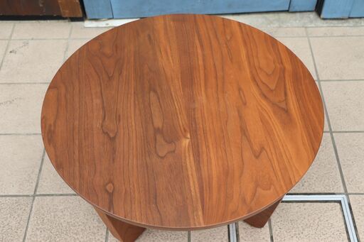 MASTERWAL(マスターウォール)のウォールナット無垢材の木肌が美しいサイドテーブル「ヘヴン」。シンプルな丸テーブルは北欧スタイルなどに♪リビングを上品で洗練された空間へ導いてくれます☆
