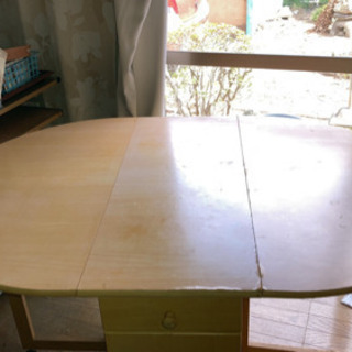 折りたためるテーブルと椅子三脚売ります。