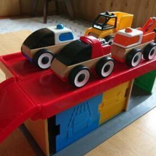 【ネット決済】IKEAの玩具 木製のおもちゃの車4台と車庫