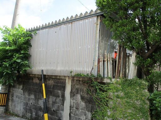 建て替えで、折板屋根倉庫を譲ります。ワイヤーフック有り。 建て替えで、折板屋根倉庫を譲ります。ワイヤーフック有り。