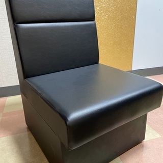 シャープな黒椅子
