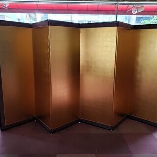 値下げ敢行！超美品！結婚式場で数回使われた6尺6曲金箔屏風です。角に 
