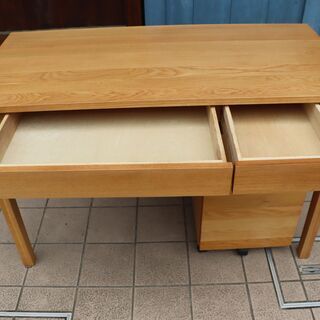 人気のMUJI（無印良品）のオーク無垢材パーソナルデスク&ワゴン 