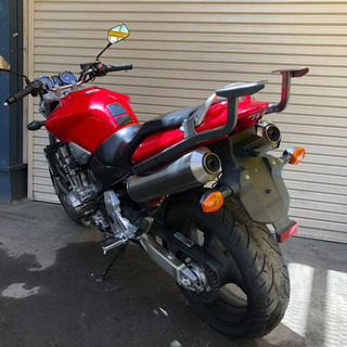 ホンダ　CB900ホーネット！　赤！　最近あまり見かけなくなりましたね…。