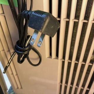 中古激安！　窓用エアコン　トヨトミ　ルームエアコンウインド形　１.４kW 　冷房専用　リモコン付　通電確認済　2013年製　TIW-A160C  本体サイズ：幅35cmX奥行き25cmX高さ75cm 　フレームサイズ：幅40cmX厚み7cmX最小の高さ85cm  【KBE076】　￥11,800！！