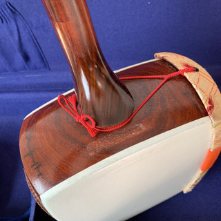 紅木 中棹 表四つ皮 裏犬皮 三味線 ケース付 紅木 中棹 表四つ皮 裏犬皮 三味線 ケース付