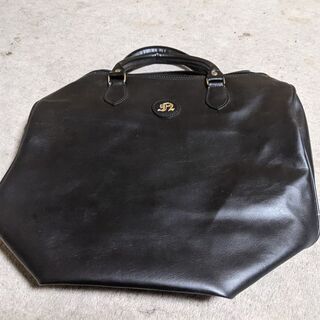 R黒の革鞄