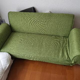 【ネット決済】ベッドにもなる鮮やかグリーンのソファ