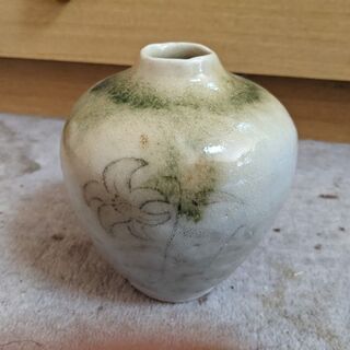 薄緑の花瓶