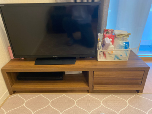 AQUOSの32型テレビとローテレビ台120センチ