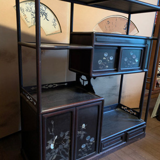 黒檀飾り棚 在庫新品 唐木 飾り棚 黒檀 彫り入り 隅丸4枚戸 巾93cm 唐木家具