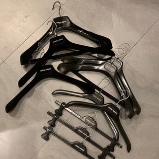 ブランド ハンガー