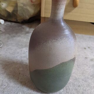 グリーン．白．茶の縞の花瓶