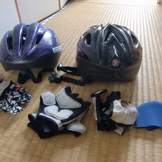 自転車のヘルメット　2個と手袋　　劣化あり　