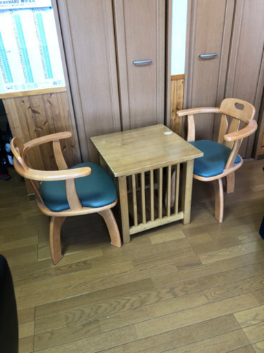 コーヒーテーブルと椅子2脚のセット