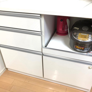 ☆食器棚☆(炊飯器、電子レンジ、トースター置けます)