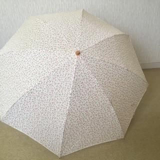 ピンクの小花柄晴雨兼用傘(二つ折り)
