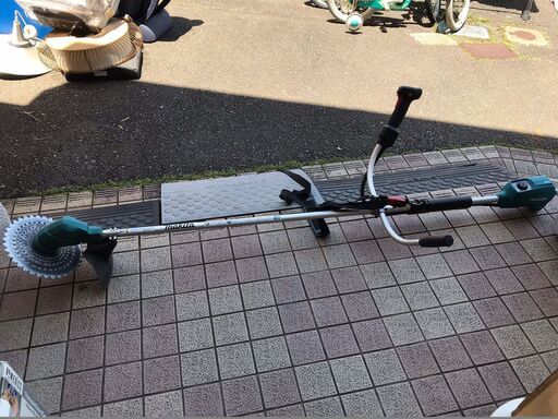 定価５９，６２０円⇒２９，９８０円（税込み）　マキタ　充電式草刈機　ＭＵＲ１４２ＵＤ（バッテリー・充電器付き）
