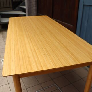 無印良品(MUJI)の竹材ダイニングテーブルです♪ナチュラルな風合いの