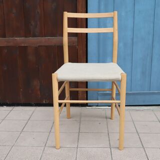 人気の無印良品(MUJI)のオーク材を使用した軽量チェアです！とても軽い構造で女性でも簡単に持ち運びできるダイニングチェア。座面はカバーリングで北欧モダンスタイルなどナチュラルテイストにおススメ♪