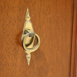 DREXEL HERITAGE（ドレクセルヘリテイジ）のTRIUNE(トライユン)チャイナキャビネットです。クラシックでエレガントなレリーフが中の物を美しく彩ります☆飾り棚やカップボードにもおススメ！