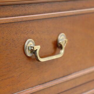 DREXEL HERITAGE（ドレクセルヘリテイジ）のTRIUNE(トライユン)チャイナキャビネットです。クラシックでエレガントなレリーフが中の物を美しく彩ります☆飾り棚やカップボードにもおススメ！