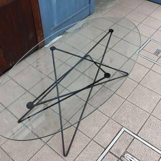 IDEE（イデー）の”O.R.T.F.リビングテーブル”です。ガラス天板に合わせ 
