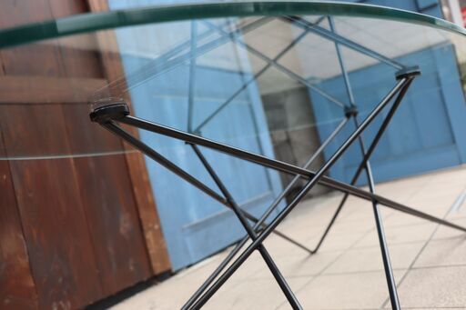 IDEE（イデー）の”O.R.T.F.リビングテーブル”です。ガラス天板に合わせたブラックの脚は空間に一筆書きをしたようなモダンなデザイン♪オブジェのように空間を彩ってくれるローテーブルです☆