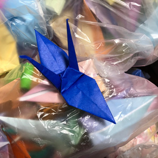 折り紙で作った折鶴や風船が大量に