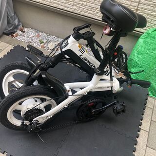 非常に軽く使用された Laneleisi A6 折りたたみ電動自転車。