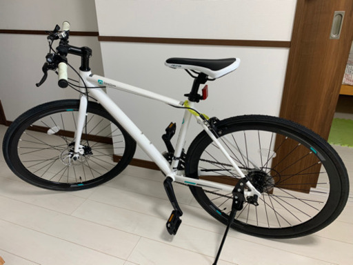 21段変速、フロントディスクブレーキ搭載クロスバイクです。