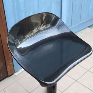 イタリアのデザイナーズ家具ブランドKARTELL(カルテル)のSPOON(スプーン)です。アントニオ・チッテリオデザインの有機的なフォルムのカウンターチェア♪店舗などにもおススメのハイチェアです①
