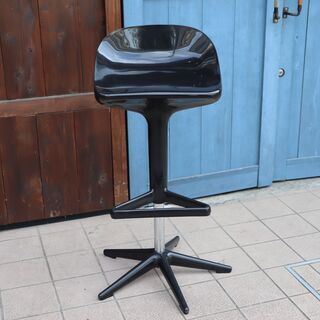 イタリアのデザイナーズ家具ブランドKARTELL(カルテル)のSPOON(スプーン)です。アントニオ・チッテリオデザインの有機的なフォルムのカウンターチェア♪店舗などにもおススメのハイチェアです①