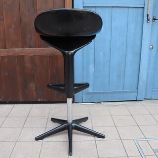 イタリアのデザイナーズ家具ブランドKARTELL(カルテル)のSPOON(スプーン)です。アントニオ・チッテリオデザインの有機的なフォルムのカウンターチェア♪店舗などにもおススメのハイチェアです①
