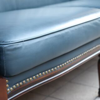 maruni(マルニ)のトラディショナルシリーズKENT COURT(ケントコート) 総本革 メイフェアー 3人掛けソファーです。クラシックなフォルムはエレガントな空間におススメのトリプルソファ♪