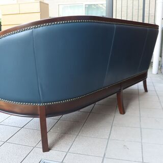 maruni(マルニ)のトラディショナルシリーズKENT COURT(ケントコート) 総本革 メイフェアー 3人掛けソファーです。クラシックなフォルムはエレガントな空間におススメのトリプルソファ♪