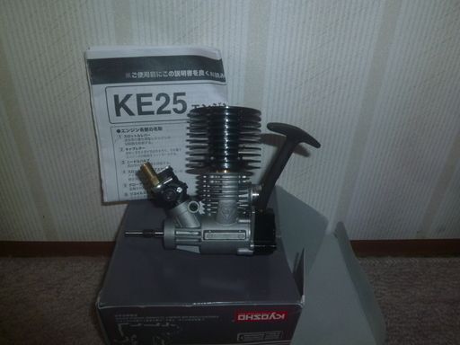 商談中、京商インファーノバギーの、KE２５エンジン２つ