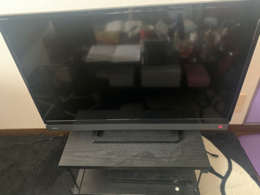 美品、テレビとテレビ台（下の黒色）