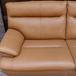 IDC OTSUKA(大塚家具)のルーニー 本革3人掛けソファー！身体全体をやさしく包み込んでくれるゆったりとした掛け心地のトリプルソファ。あざやかなキャメル色があたたかな印象に♪①