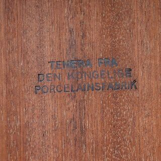 HASLEV(ハスレヴ)社より北欧デンマーク王室御用達のロイヤル・コペンハーゲン、TENERA（テネラ）シリーズのタイルを使用した、ローズウッド コーヒーテーブルです♪稀少ヴィンテージ